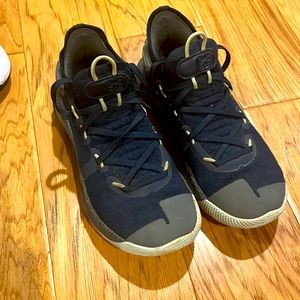 UA SC basketball sneakers 4.5Y